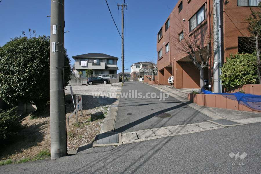 敷地西側の前面道路