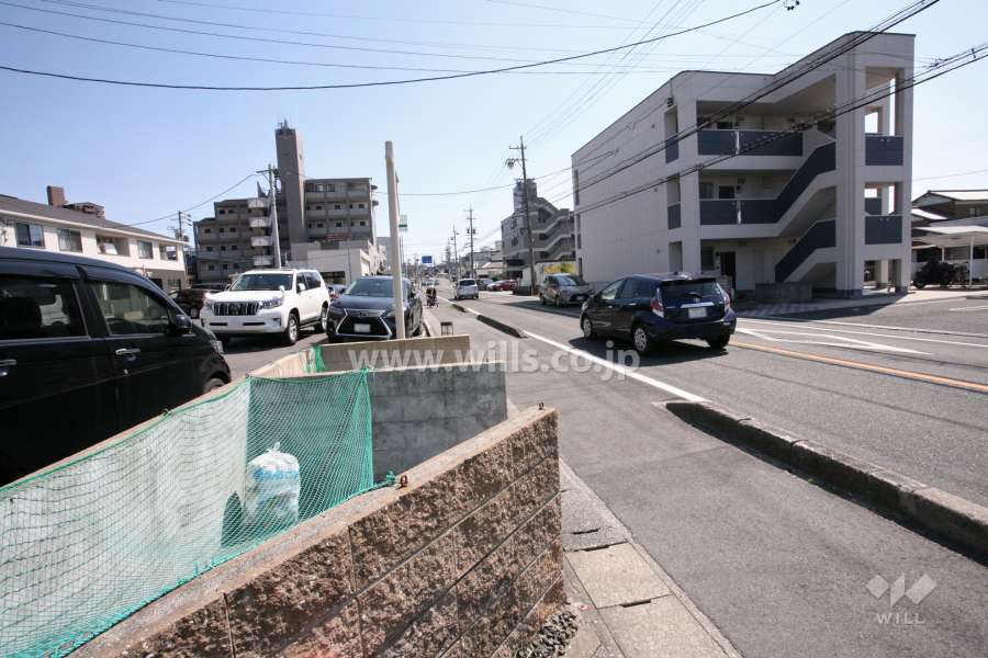 敷地西側の前面道路