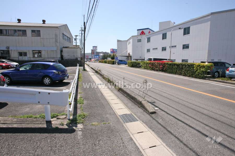 敷地西側の前面道路（北側から）