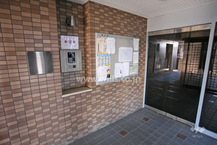 エントランスはオートロック付きです。