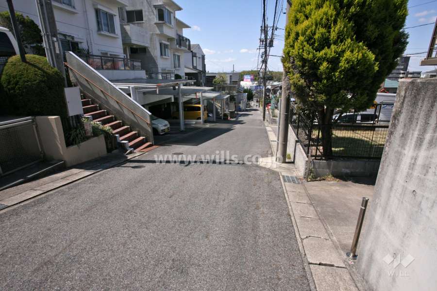 敷地北側の前面道路(東側から)