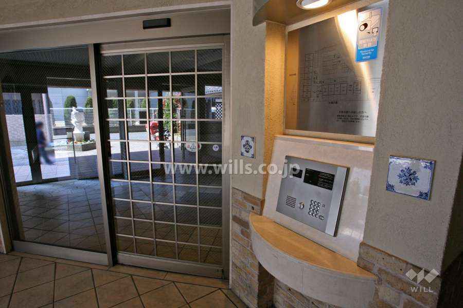 エントランスはオートロック付きです