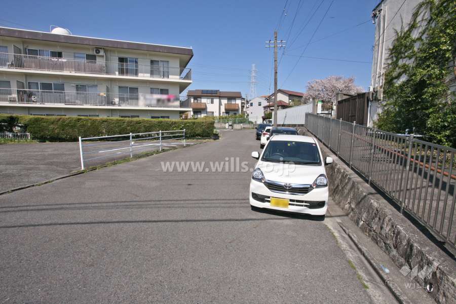 敷地南東側の前面道路(南西側から)