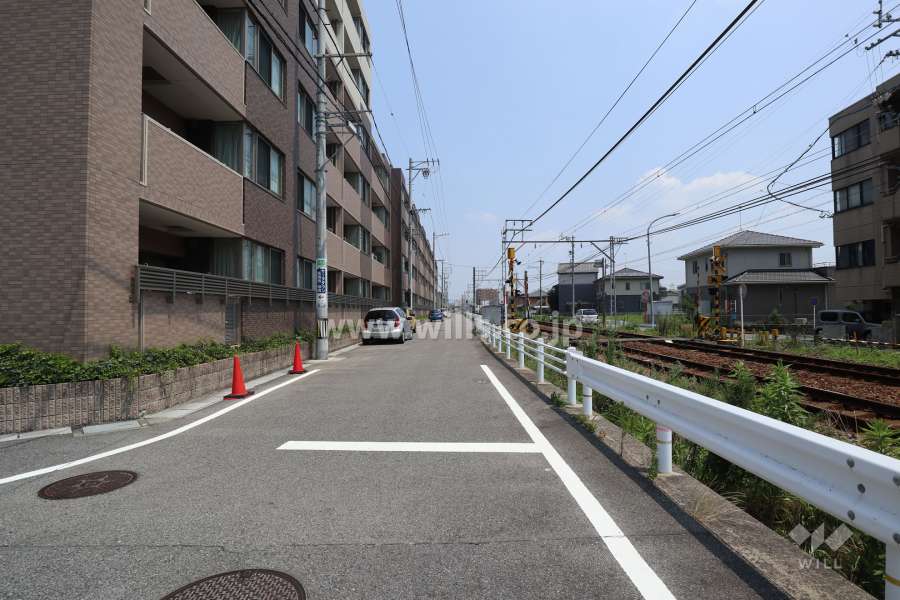 敷地南東側の前面道路（南西側から）