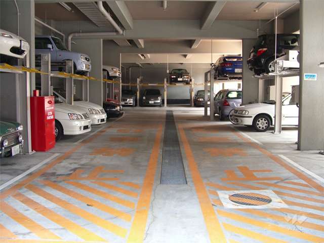 建物1階にある敷地内駐車場