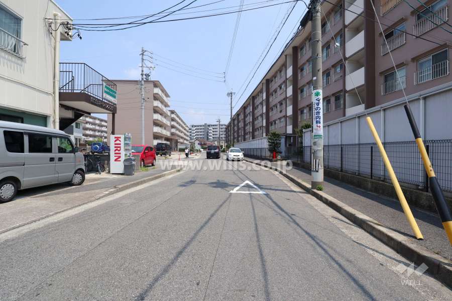 敷地北西側の前面道路（南西側から）