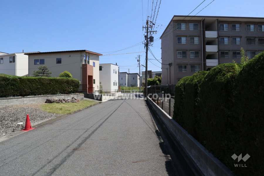 敷地東側の前面道路（北側から）