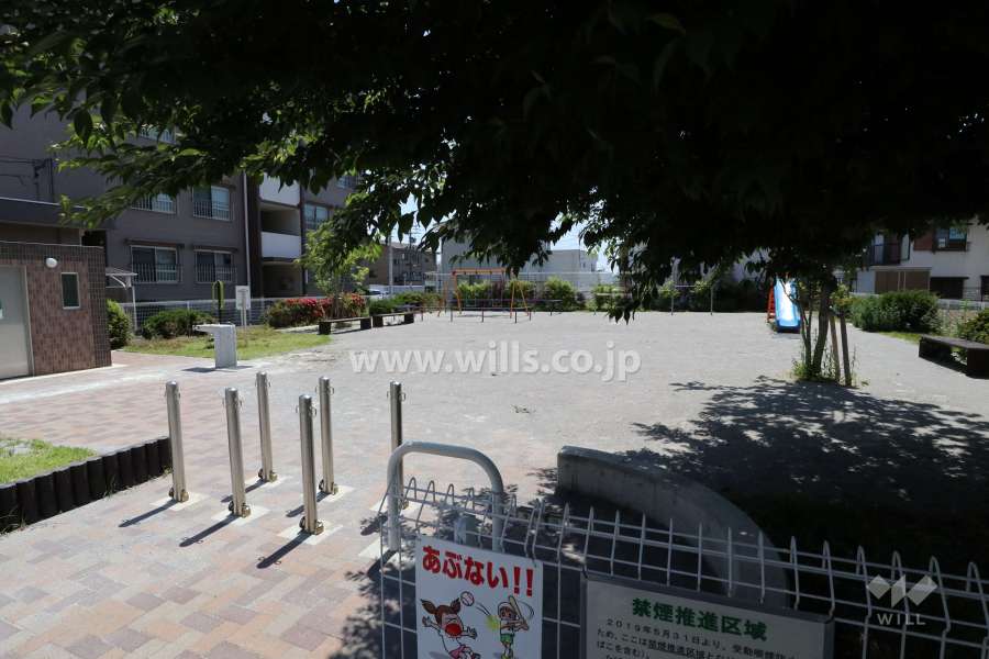 敷地の西側に隣接する新田洞公園