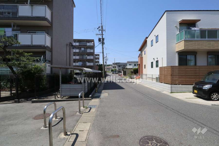 敷地東側の前面道路（南側から）