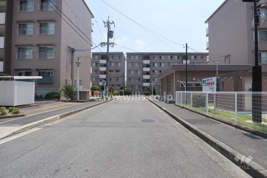 敷地北東側の前面道路（北西側から）
