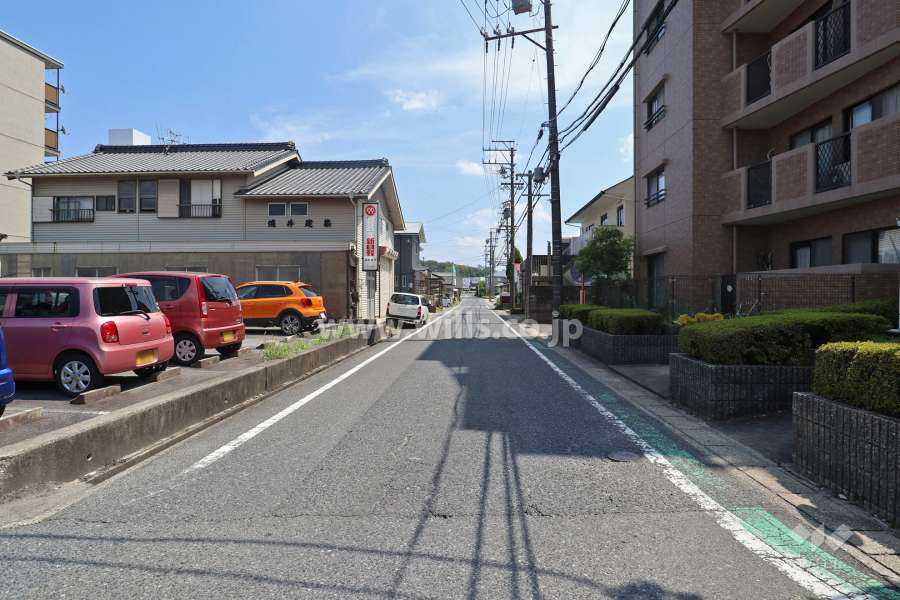 敷地東側の前面道路（北側から）