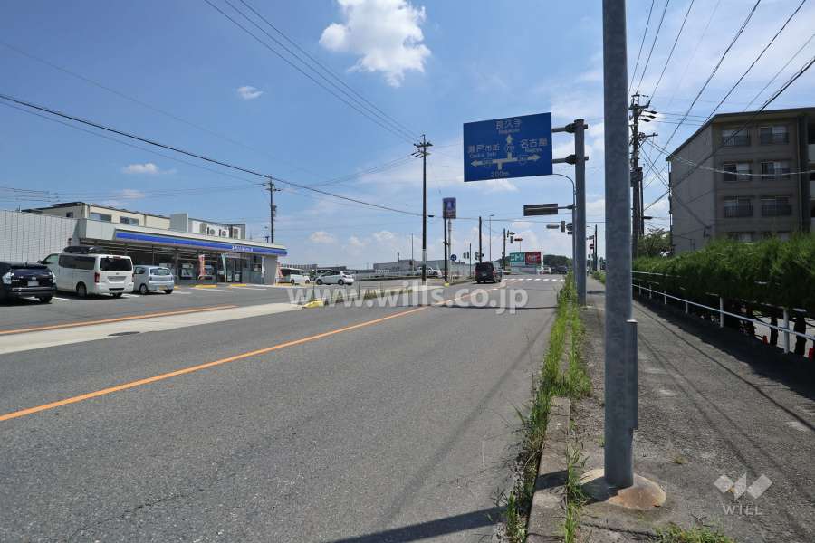 敷地東側の前面道路（北側から）
