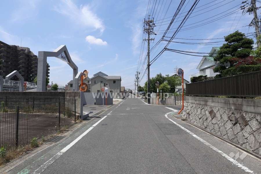 敷地北側の前面道路（東側から）