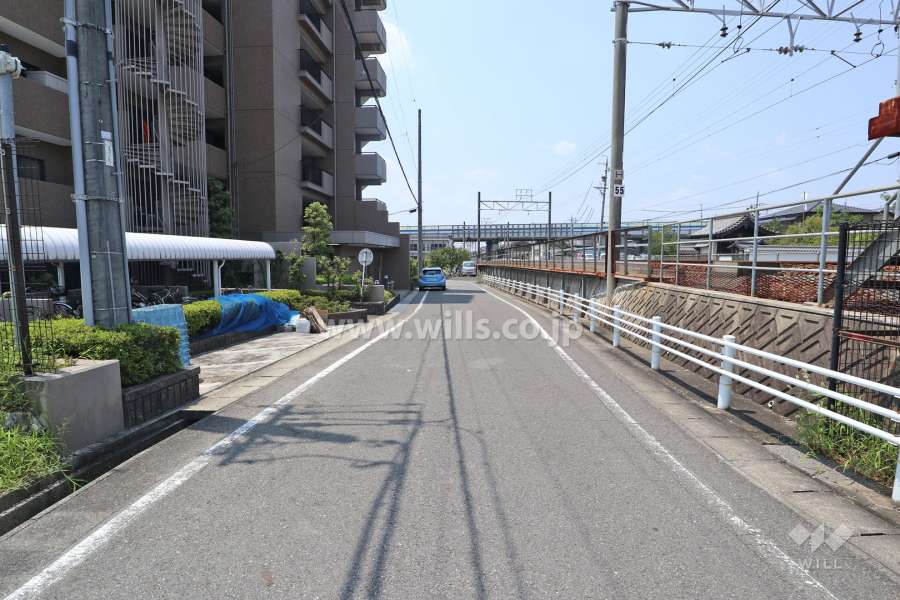 敷地北側の前面道路（東側から）