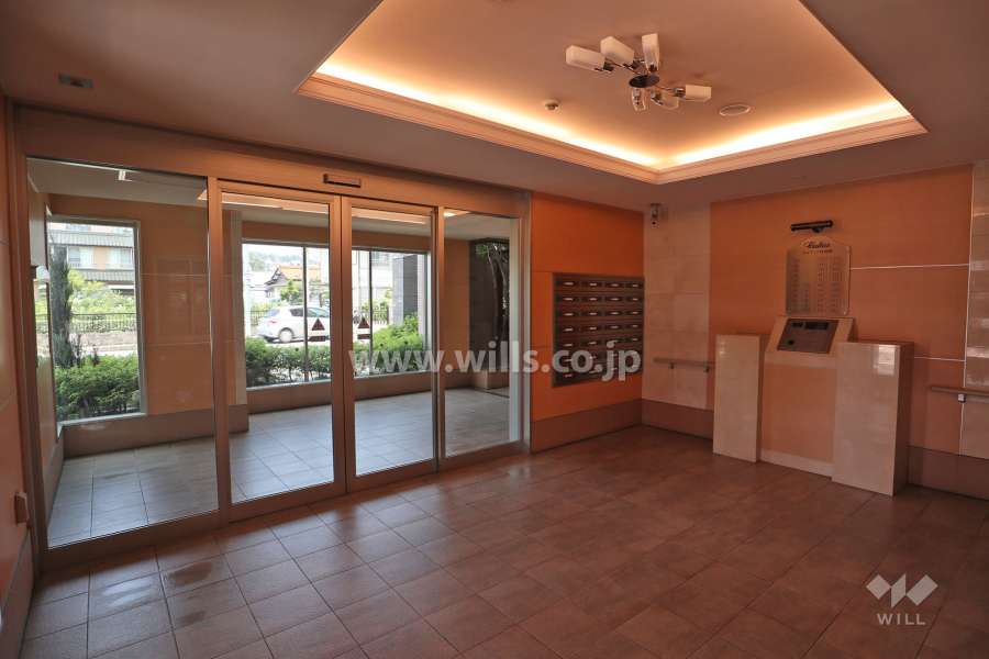 エントランスはオートロック付きです。