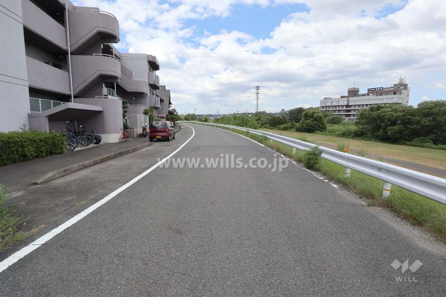 敷地北側の前面道路（東側から）