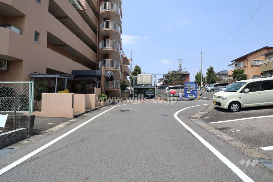 敷地北側の前面道路（東側から）