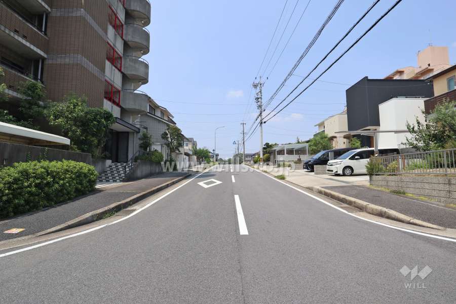 敷地北側の前面道路（東側から）