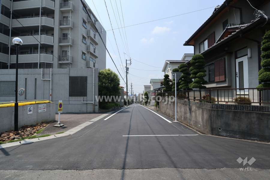 敷地西側の前面道路（北側から）