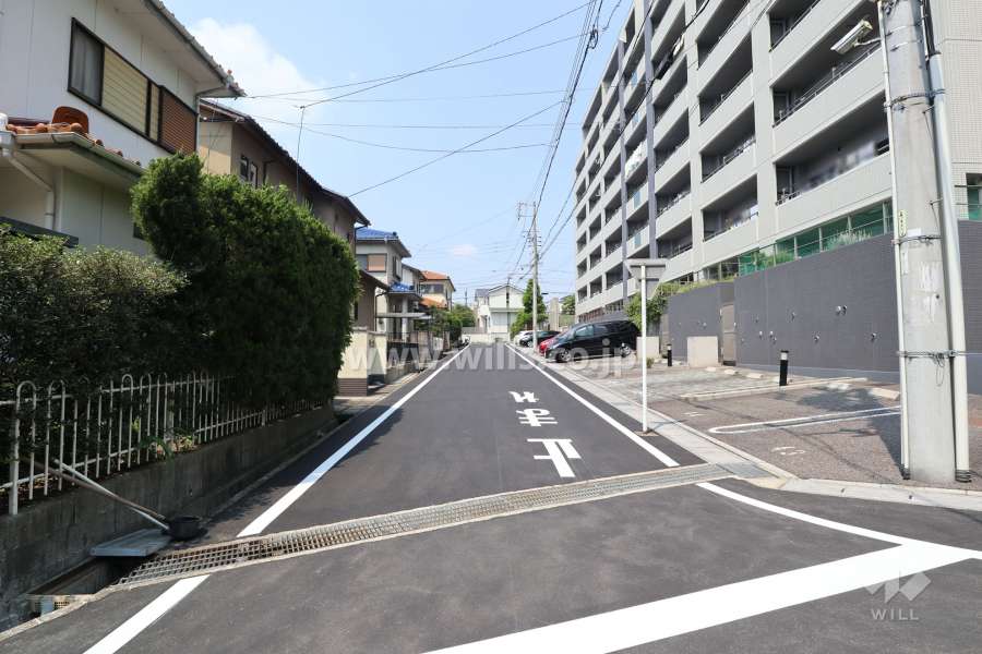 敷地南側の前面道路（東側から）