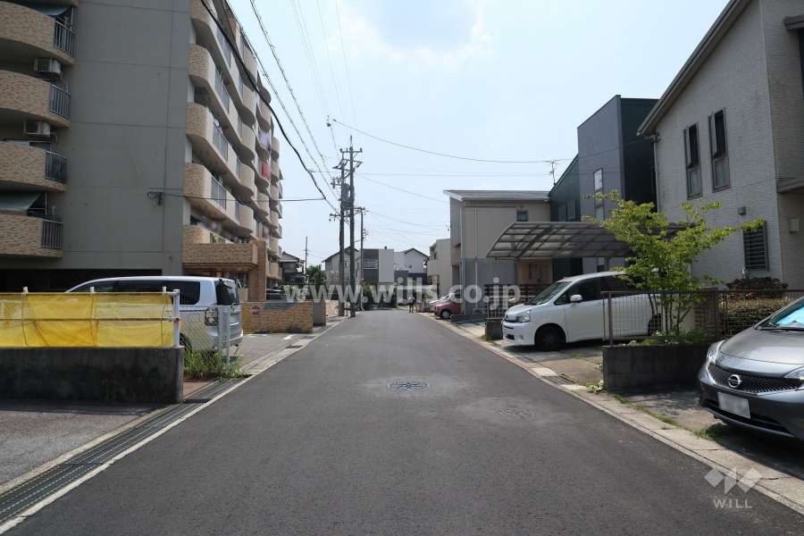 敷地南西側の前面道路（北西側から）