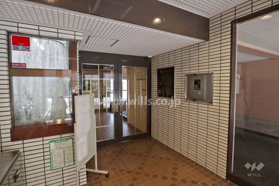 エントランスはオートロック付きです。