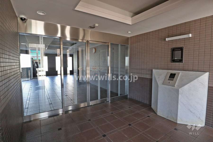 エントランスはオートロック付きです。