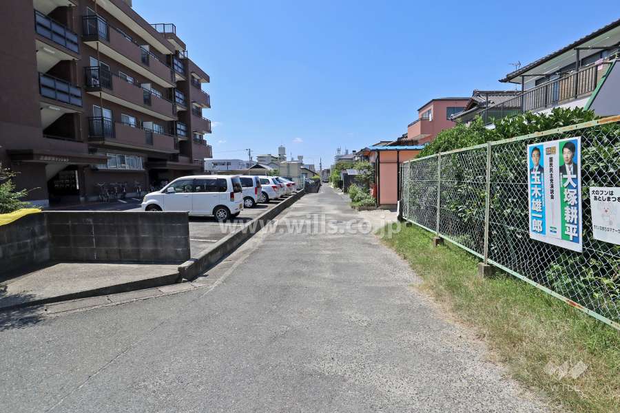 敷地北側の前面道路（東側から）