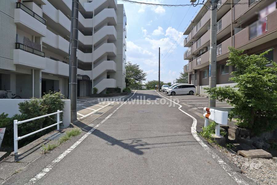 敷地北側の前面道路（東側から）