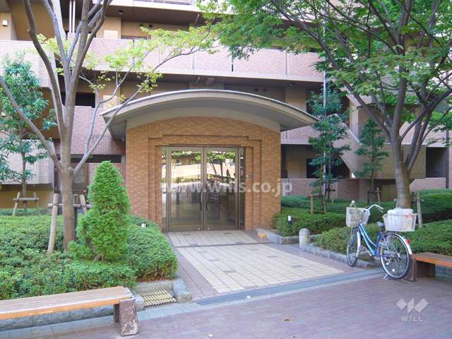 植栽に囲まれたエントランス