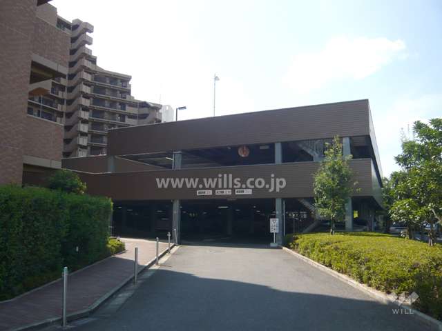 敷地北部分にある駐車場棟