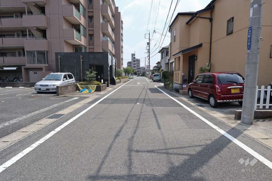 敷地東側の前面道路（北側から）