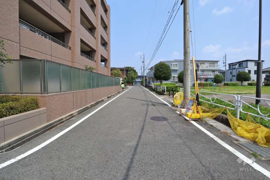 敷地南側の前面道路（西側から）