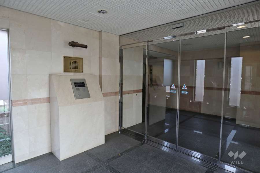 エントランスはオートロック付きです。