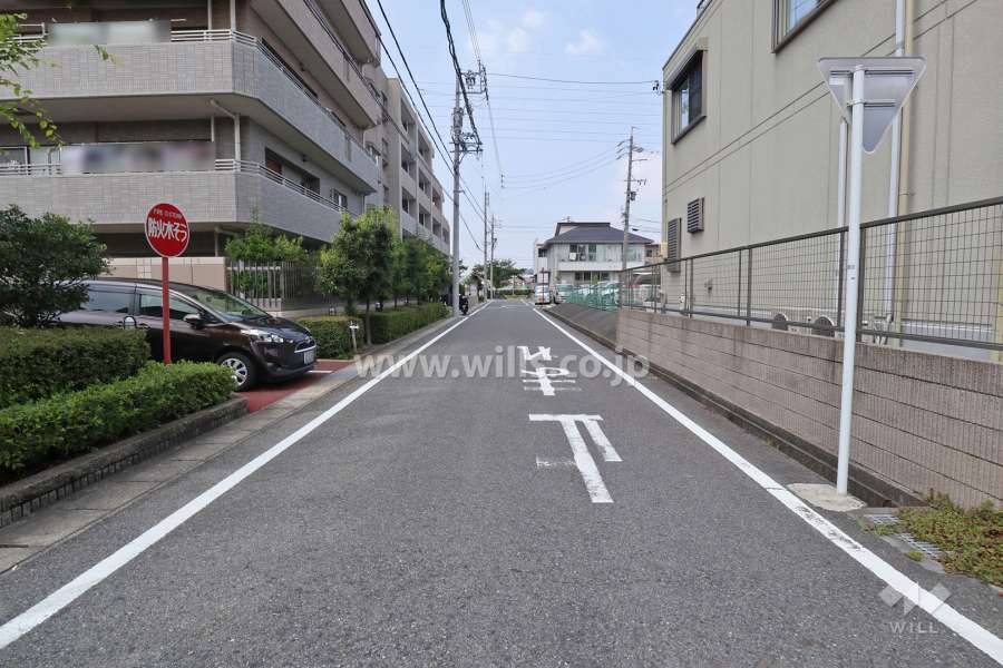 敷地東側の前面道路（南側から）