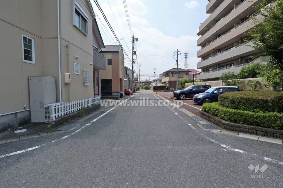 敷地南側の前面道路（東側から）