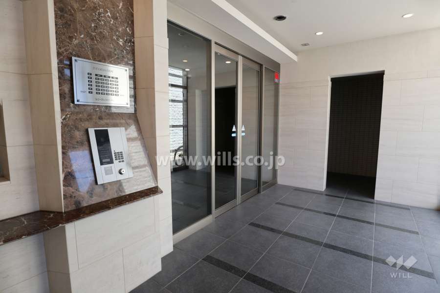 エントランスはオートロック付きです。