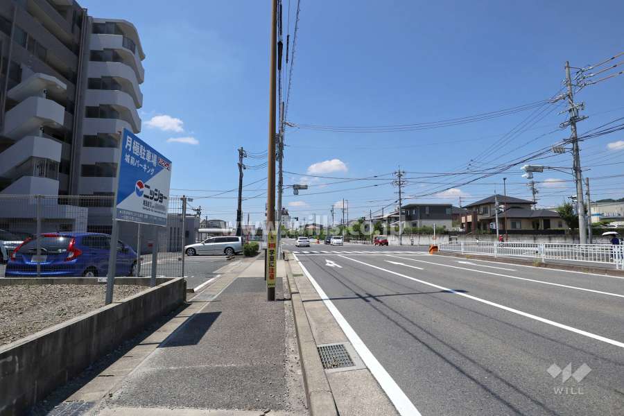 敷地北側の前面道路（東側から）