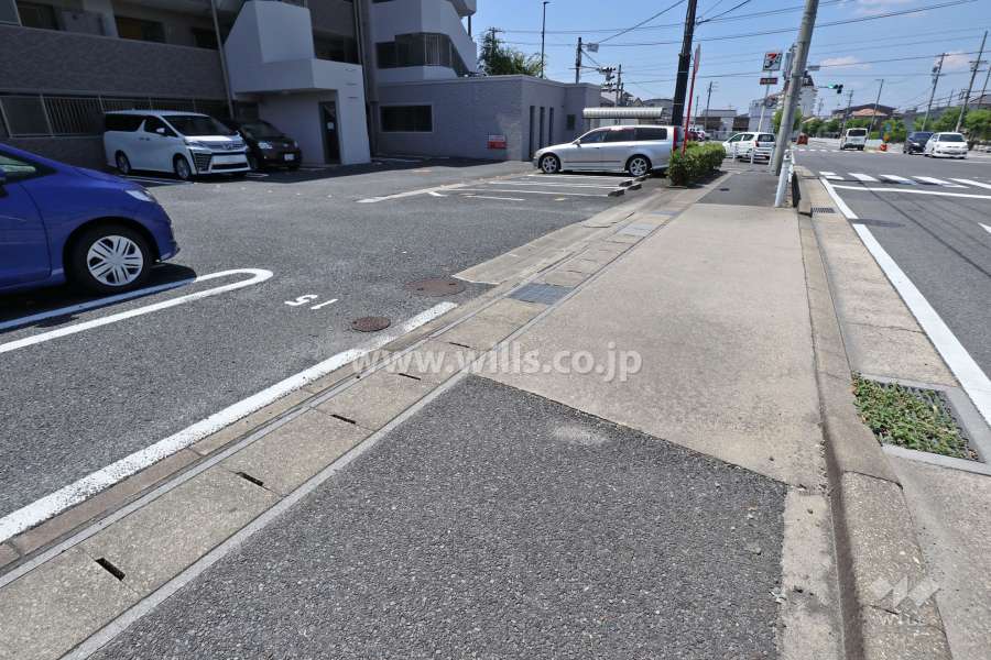 駐車場出入り口