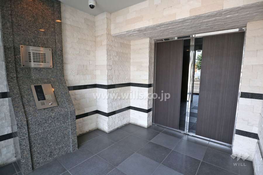 エントランスはオートロック付きです。