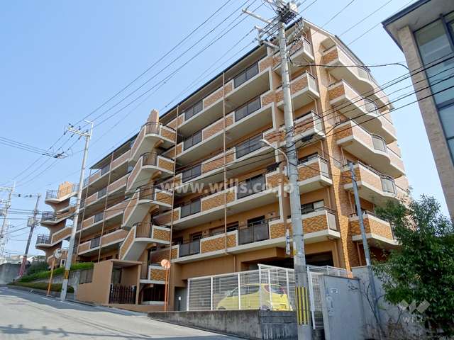 クラウンハイム吹田上山手の外観(西側から）