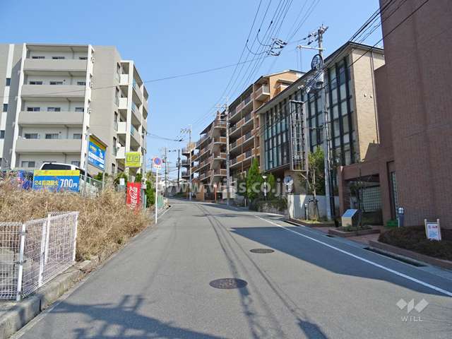 敷地北西側の前面道路（南西側から）