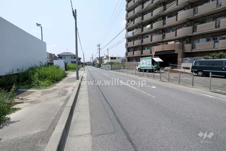 敷地南側の前面道路（東側から）