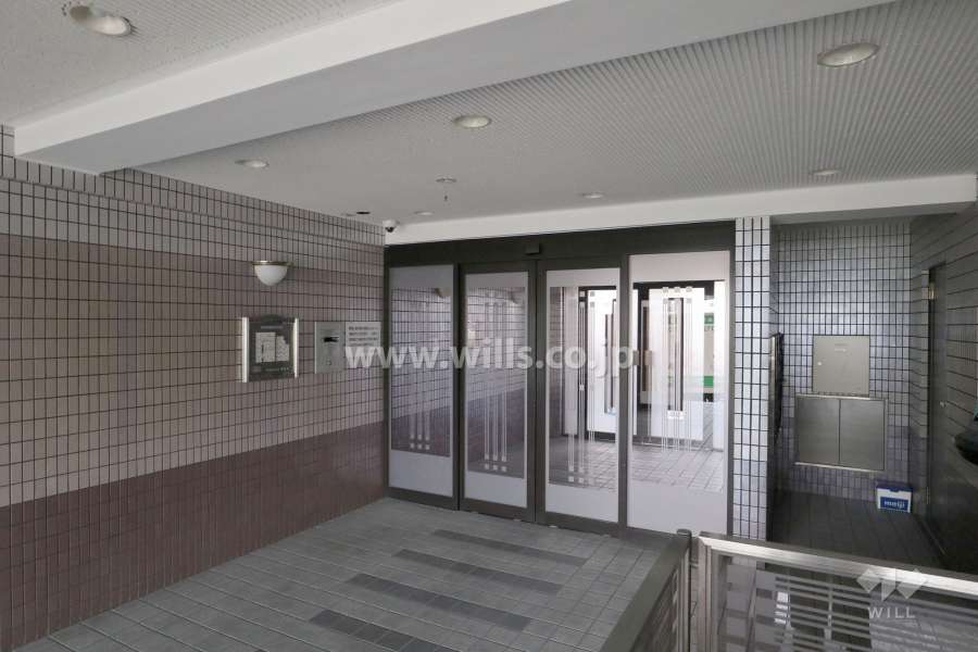 エントランスはオートロック付きです。