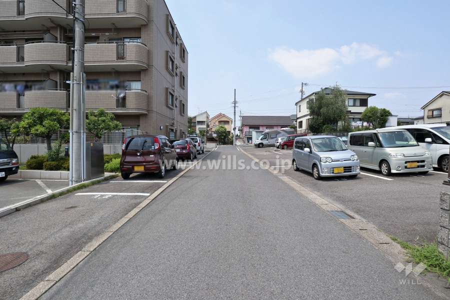 敷地東側の前面道路（南側から）