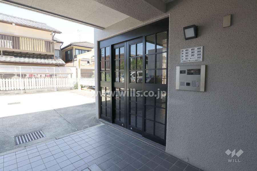 エントランスはオートロック付きです。