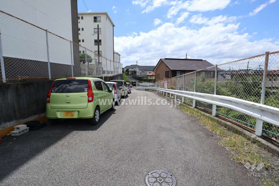 敷地西側の前面道路（北側から）
