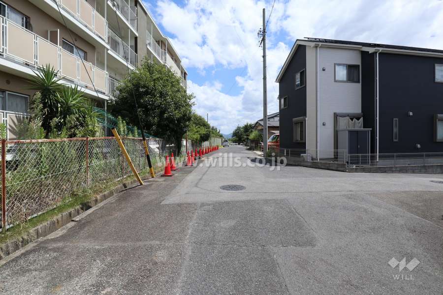 敷地南側の前面道路（西側から）