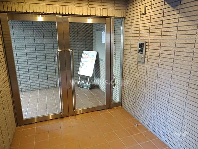 エントランスはオートロック付です。