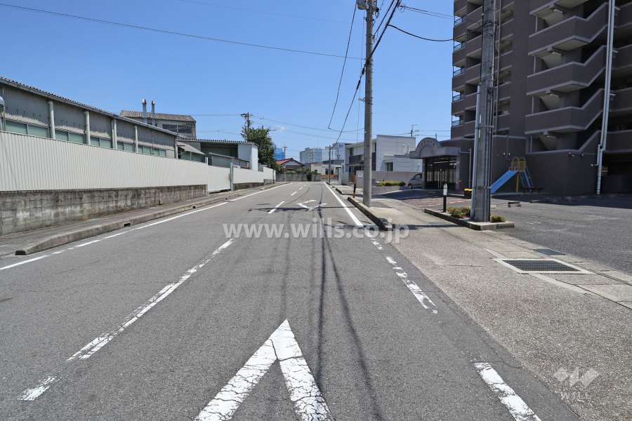 敷地北側の前面道路（西側から）